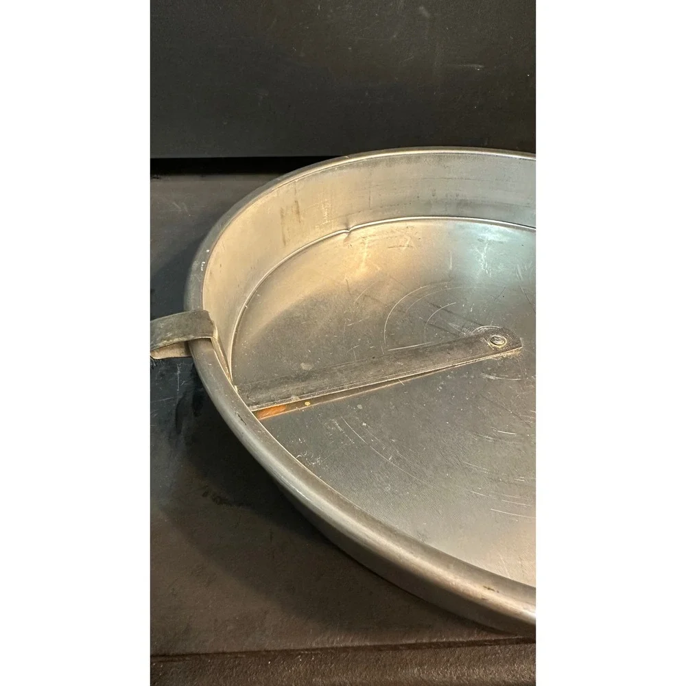 Vintage Century Aluminum Ware 9 Inch Round Cake Pan with Rotating‎ Cutter USA
